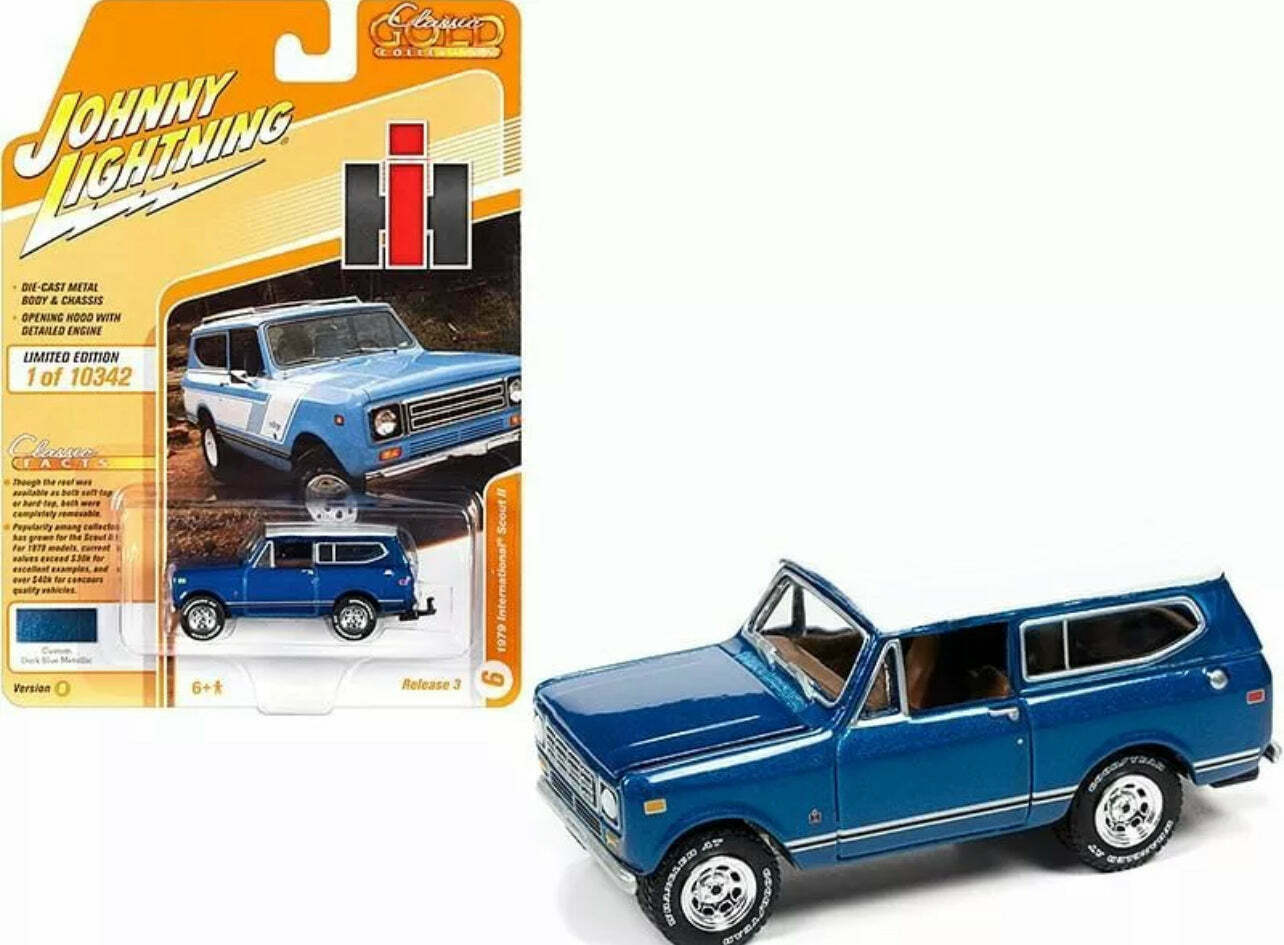 Johnny Lightning Modellino 1979 International Scout II Con Rimorchio E Barca Malibu – Collezione 1:64, Colori Rosso E Nero, JLSP205A