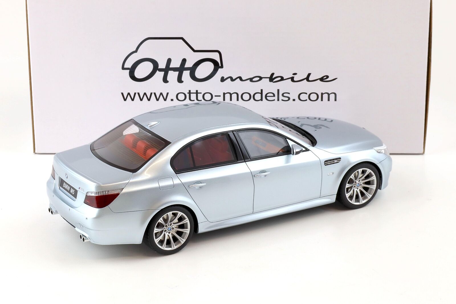 1/18 OTTO GT Spirit BMW M5 E60 Phase II en gris Silverstone 2008 OT426